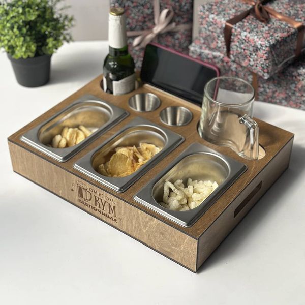 Beer box with containers for snacks and sauces as a gift