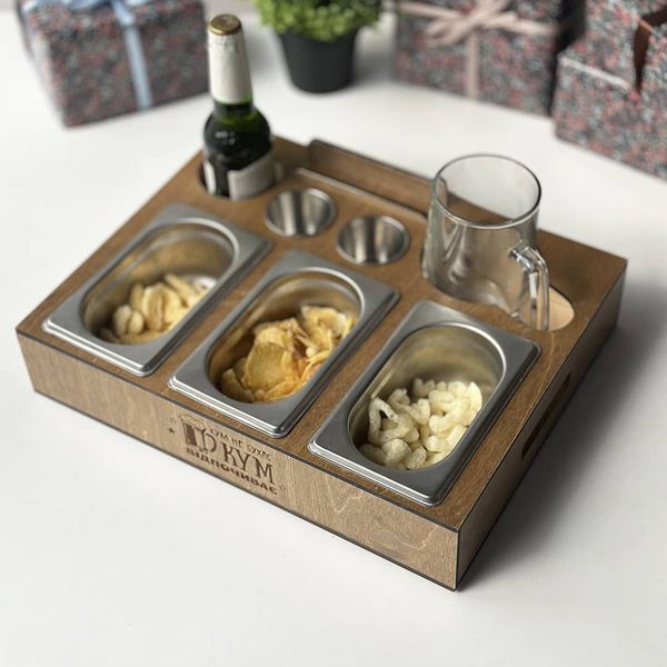 Beer box with containers for snacks and sauces as a gift