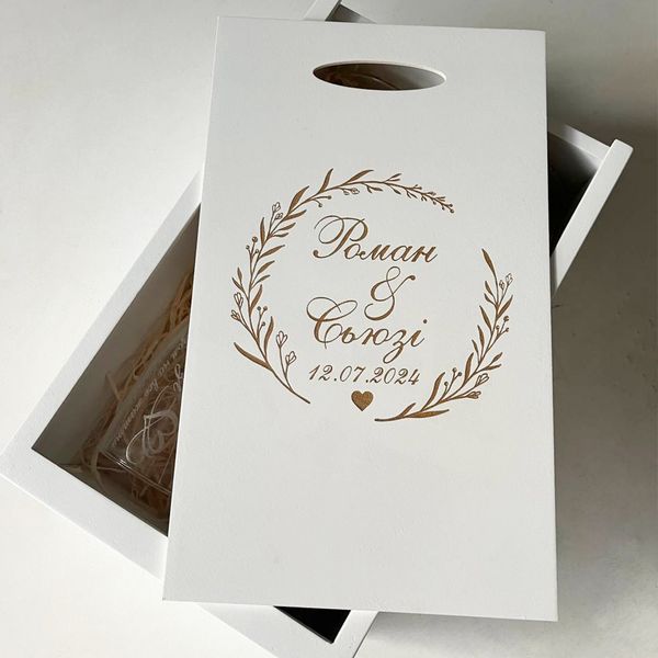 Capsule for storing wedding glasses with engraving