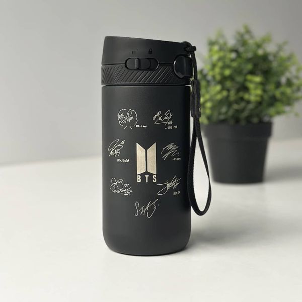 Black thermo mug with patriotic k-pop group design