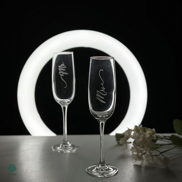 Парные бокалы для шампанского с гравировкой "Mr&Mrs"