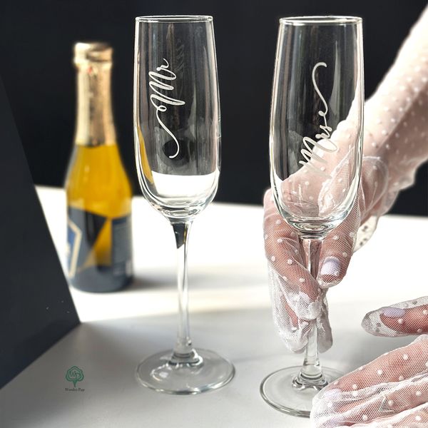 Wedding champagne glasses with "Mr&Mrs" engraving