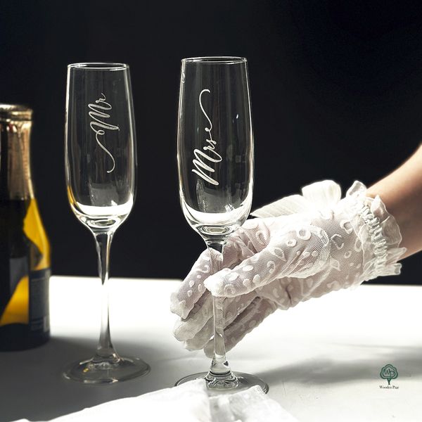 Весільні келихи для шампанського з гравіюванням "Mr&Mrs"