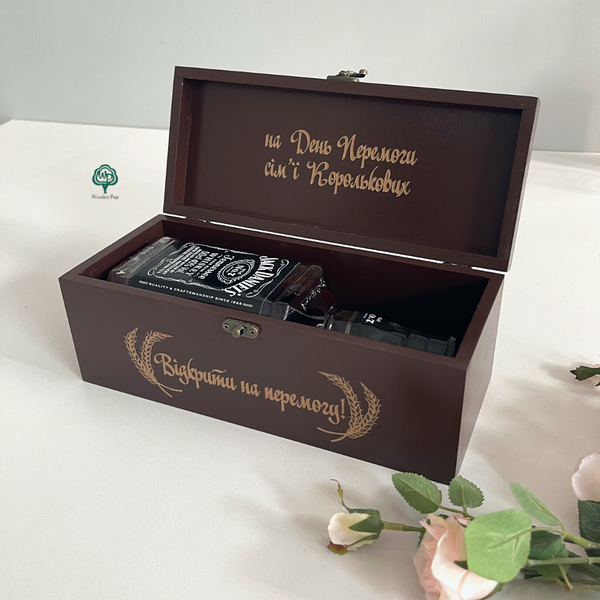 Wooden case for alcohol with engraving as a gift