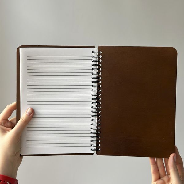 Записна книга з дерев'яною обкладинкою керівнику