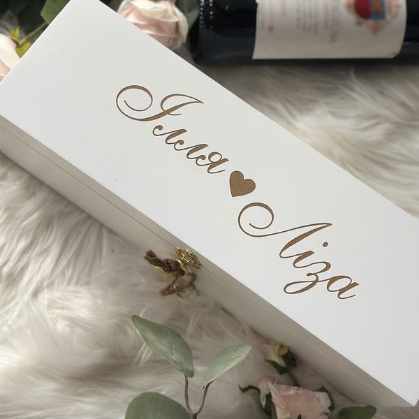 Wedding wine box with the names of the newlyweds