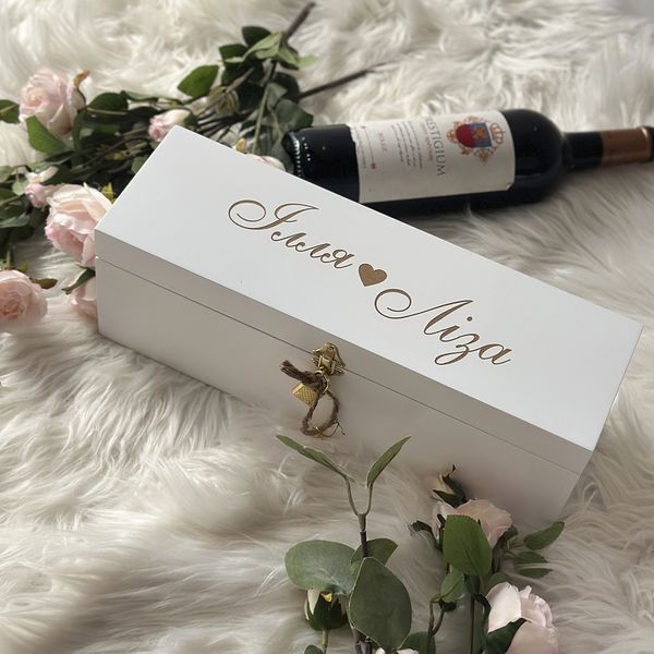 Wedding wine box with the names of the newlyweds