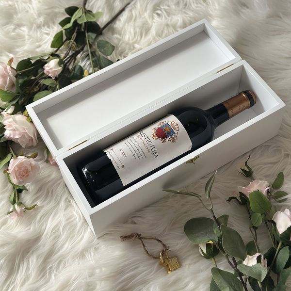 Wedding wine box with the names of the newlyweds