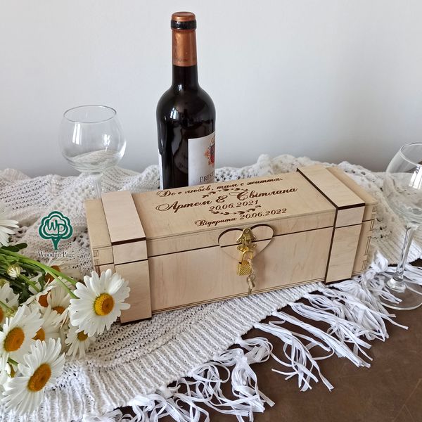 Капсула из дерева для хранения вина со свадьбы