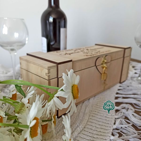 Капсула из дерева для хранения вина со свадьбы