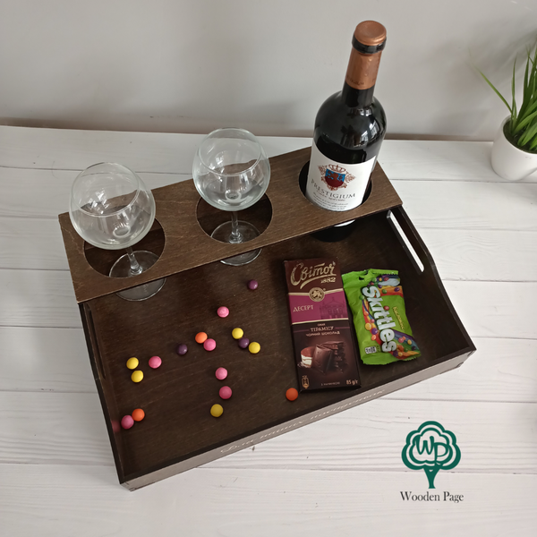 Wooden tray for glasses and bottles with engraving