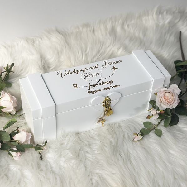 Wooden capsule with engraving for wedding