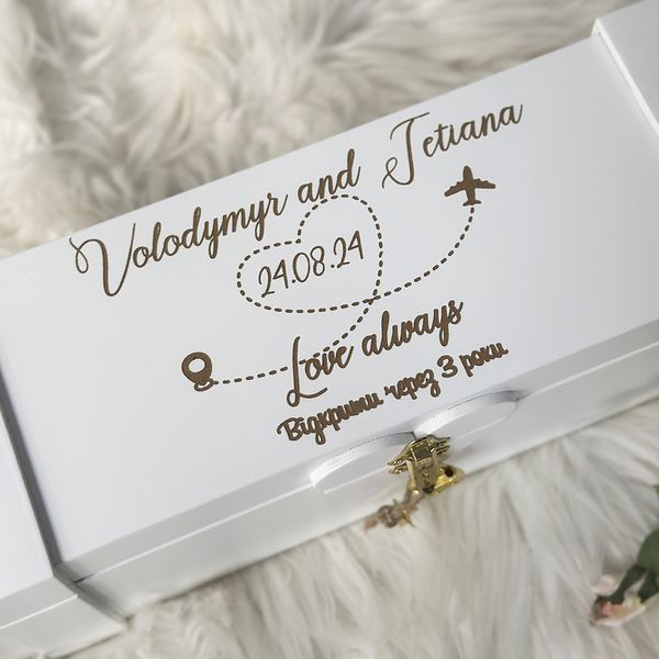 Wooden capsule with engraving for wedding