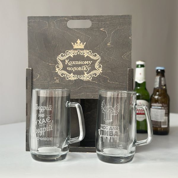 Beer glasses in a wooden box as a gift for husband