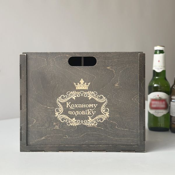 Beer glasses in a wooden box as a gift for husband