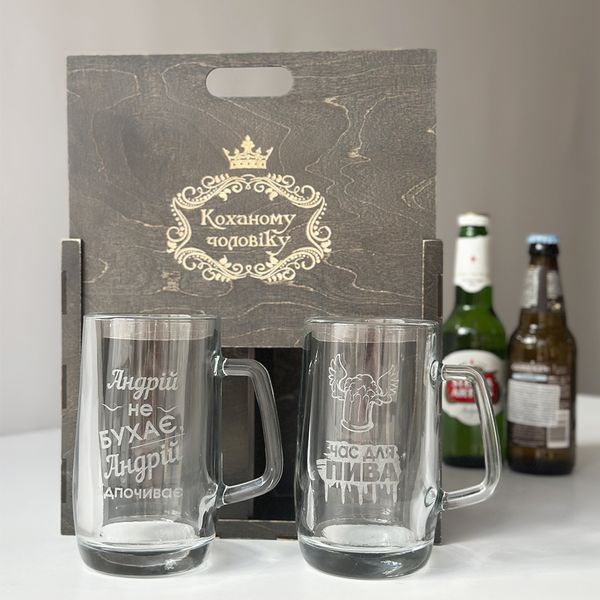 Beer glasses in a wooden box as a gift for husband