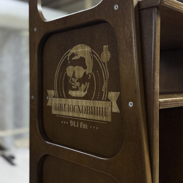 Стеллаж для виниловых пластинок с индивидуальной гравировкой