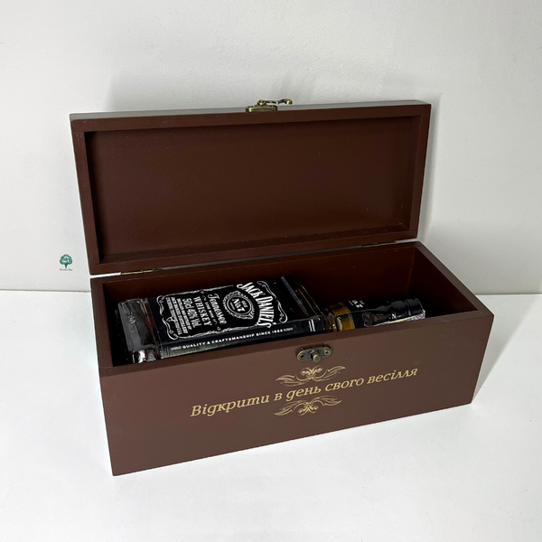 Gift case for alcohol with engraved text