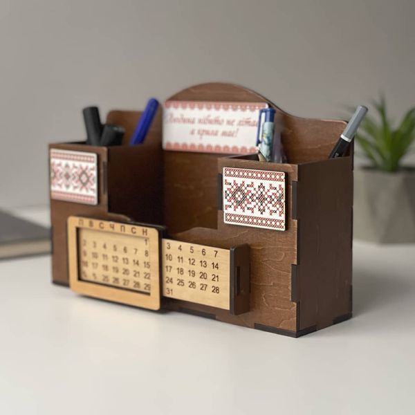 Teacher's organizer with embroidered overlays