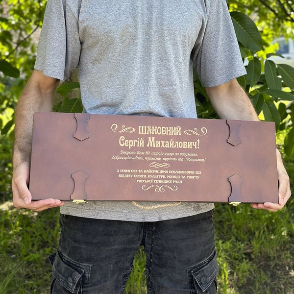 Skewers in a wooden box as a gift for the boss