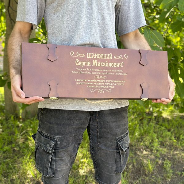 Skewers in a wooden box as a gift for the boss