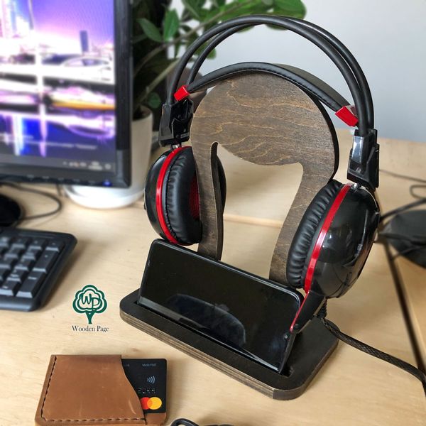 Desktop holder for phone and headphones on the table