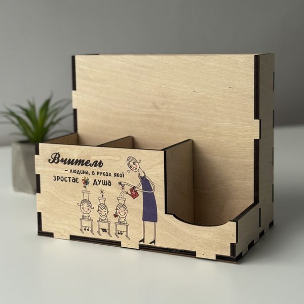 Organizer-stand on the teacher's desk with a print