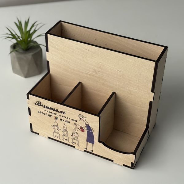 Organizer-stand on the teacher's desk with a print