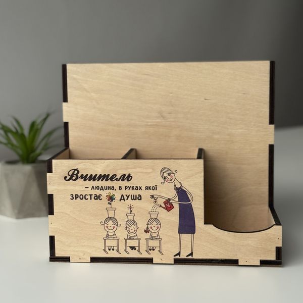 Organizer-stand on the teacher's desk with a print