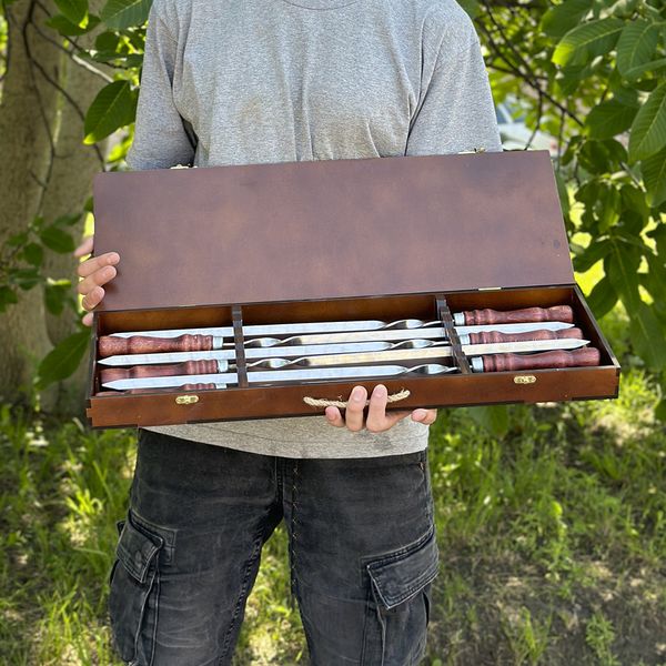 Skewers in a wooden box as a gift for the boss