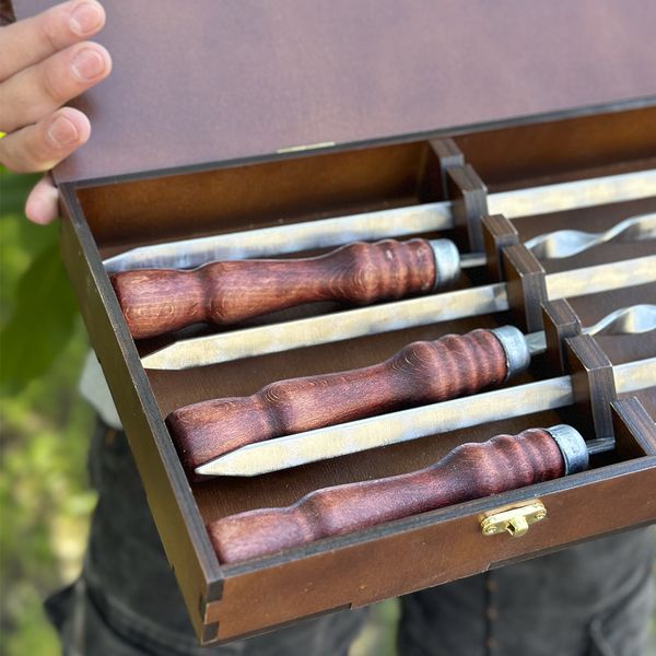 Skewers in a wooden box as a gift for the boss