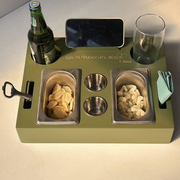 Beer tray with containers for sauces and goodies as a gift