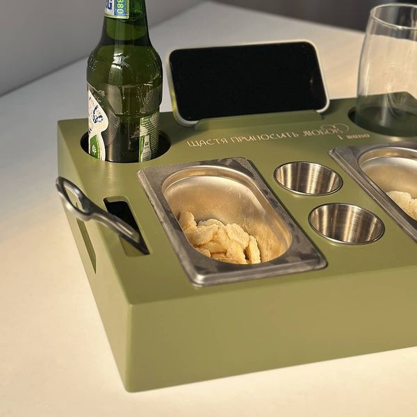 Beer tray with containers for sauces and goodies as a gift