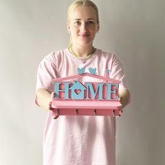 Розовая настенная ключница с полочкой