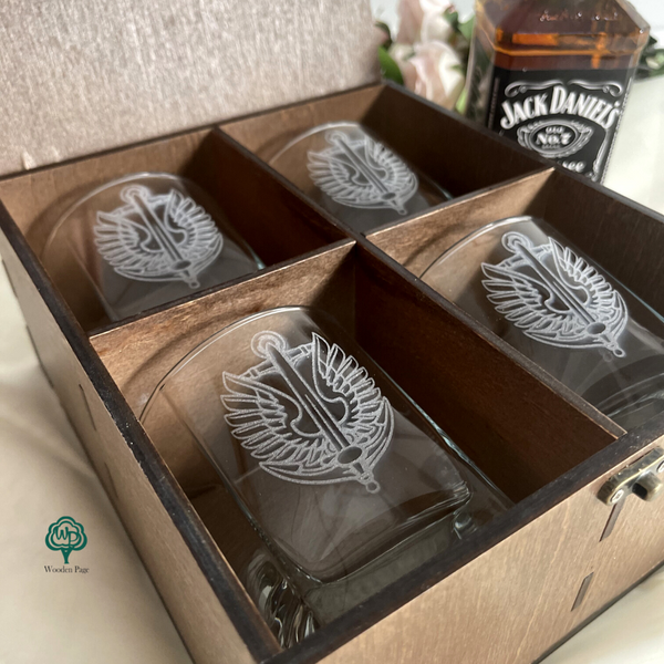 Набір стаканів з гравіюванням у дерев'яній коробці