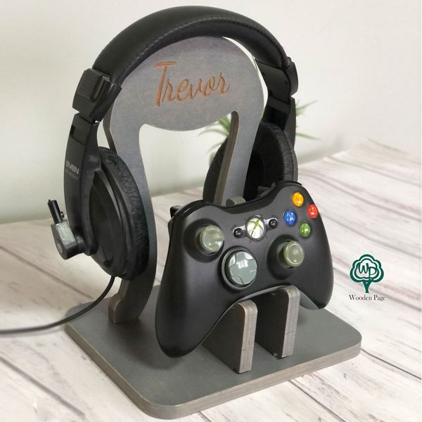 Desktop stand for headphones and gamepad