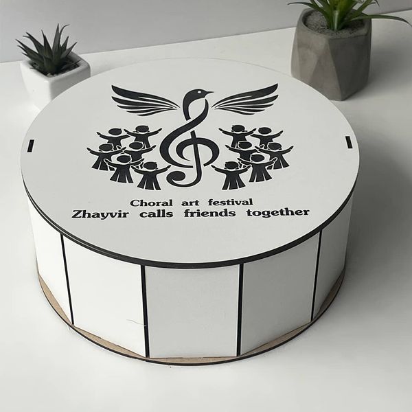 Подарункова кругла коробка з лого компанії