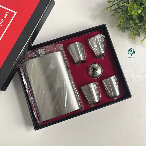 Flask and glasses with engraving in gift packaging