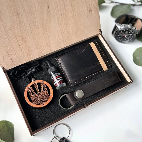 Gift set: car scent and leather accessories