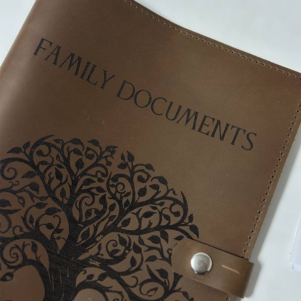 Кожаная папка для документов с гравировкой женщине