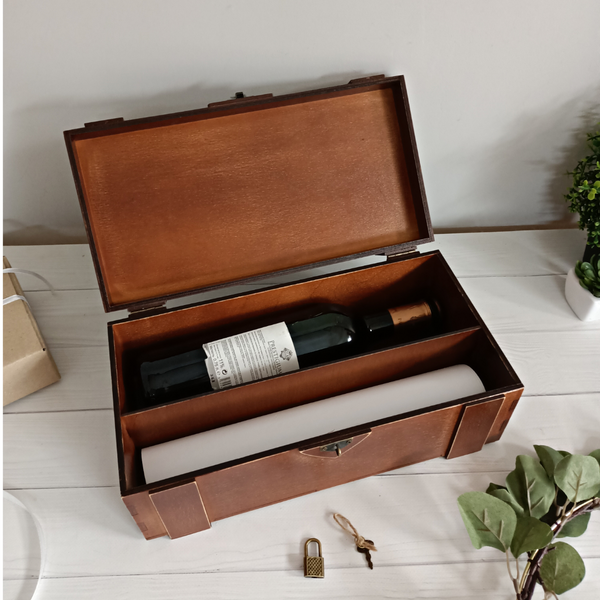 Wooden capsule for wine and scroll