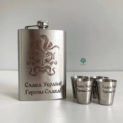 Set of flask with glasses with patriotic engraving