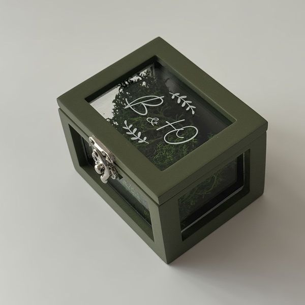 Transparent ring box in olive color