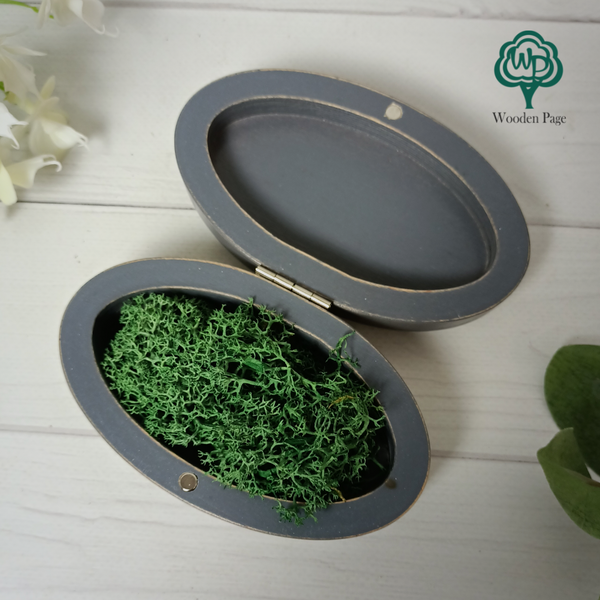 Oval ring box with decorative moss