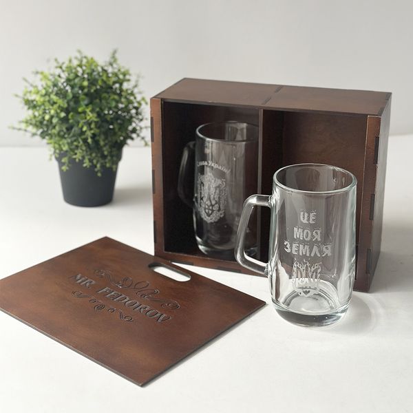 Beer glasses in a wooden box with engraving