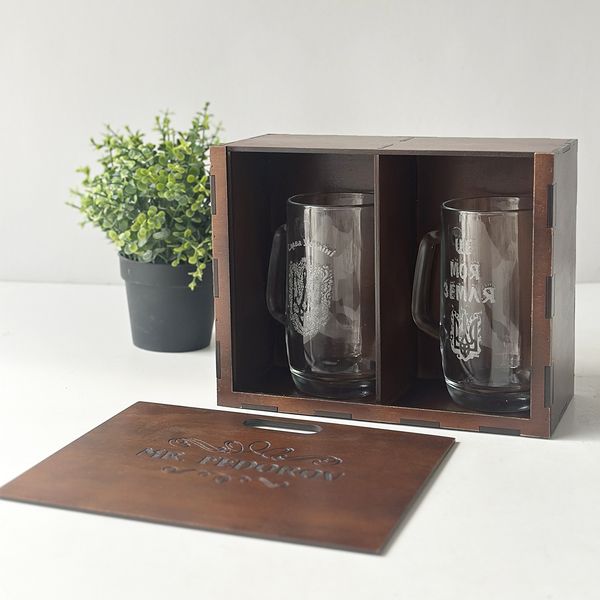 Beer glasses in a wooden box with engraving