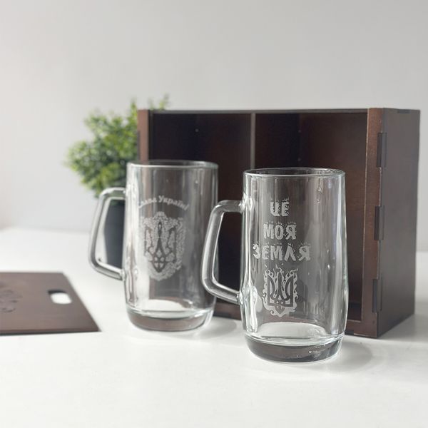 Beer glasses in a wooden box with engraving