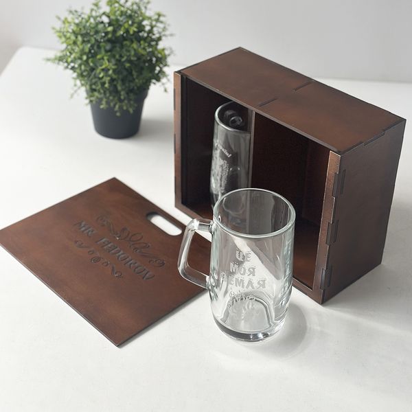 Beer glasses in a wooden box with engraving