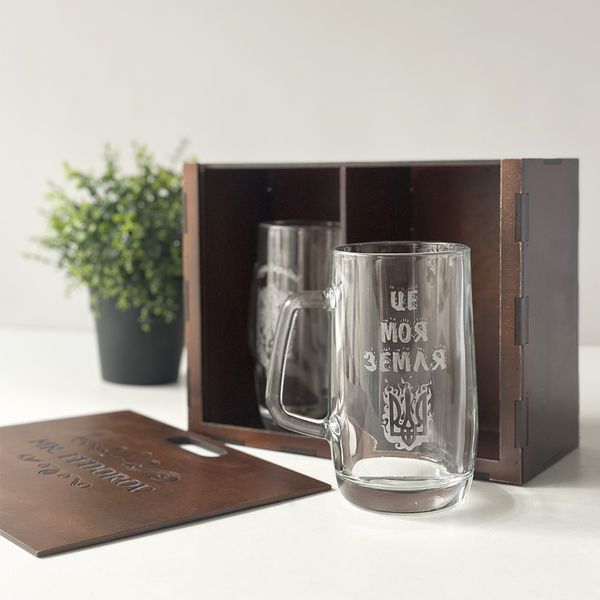 Beer glasses in a wooden box with engraving