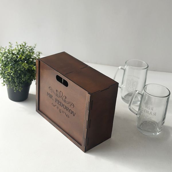 Beer glasses in a wooden box with engraving